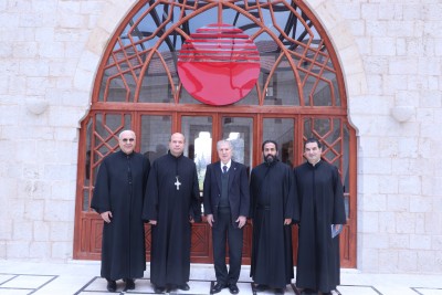 الرئيس أمين الجميّل يلتقي الرئيس العام للرهبانية اللبنانية المارونية الأب هادي محفوظ والآباء المدبرّين.