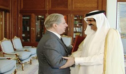 الرئيس امين الجميل يلتقي امير قطر الشيخ حمد بن خليفة آل ثاني