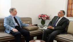 الرئيس الجميل اتصل بالرئيس محمود عباس معزيا بوفاة شقيقه واستقبل سفير مصر